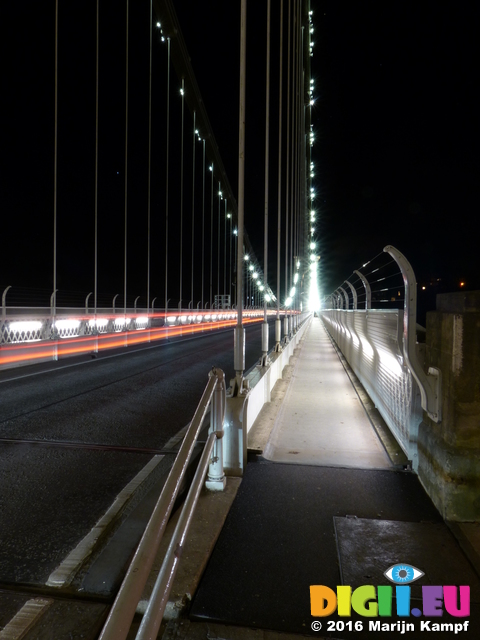 FZ026475 Clifton suspension bridge at night